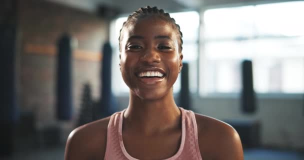 Gym Gezicht Zwarte Vrouw Blij Voor Oefening Training Vrouwelijke Bodybuilder — Stockvideo