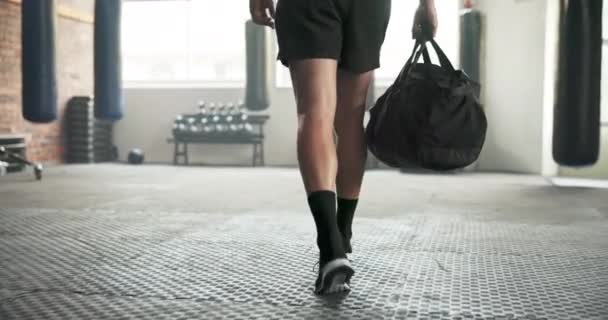 체육관 웰빙을위한 스포츠 운동을 시작하는 가방이있는 남자의 헌신에 클럽에 선수의 — 비디오