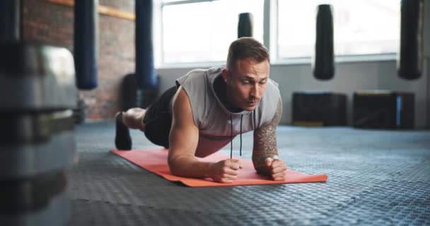 Γυμναστήριο Σανίδα Και Ένας Άνδρας Στο Πάτωμα Για Άσκηση Αθλητική — Αρχείο Βίντεο