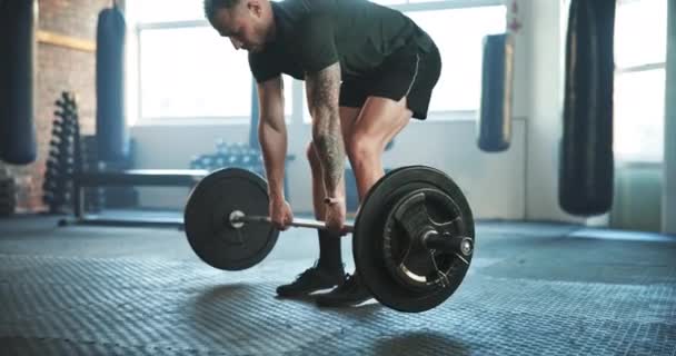 運動中の男性 フィットネスと重量挙げバーベル トレーニングや屋内ジムで筋肉の利益のためのトレーニング モチベーションやパワーで重量やバーを持ち上げるアクティブな男性 アスリートやボディビルダー — ストック動画