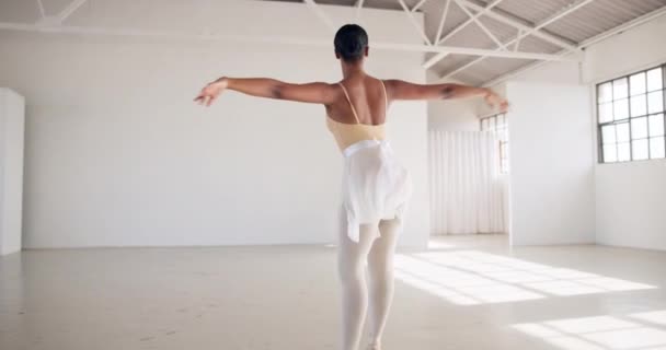 トレーニングスタジオでスピンするための黒人女性 バレエ ダンスパフォーマンス バレリーナ クリエイティブアートと人々は トレーニング 健康な体の健康のためにフィットネスで練習するために移動 — ストック動画