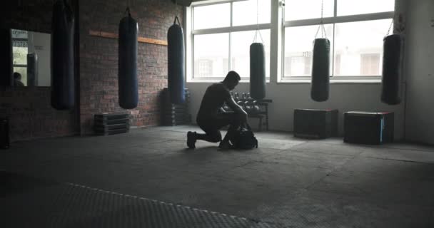 Gym Start Een Man Met Een Tas Voor Lichaamsbeweging Sporttraining — Stockvideo