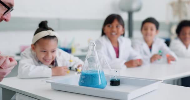 Wetenschap Experiment Reactie Met Leerlingen Een Klaslokaal Voor Onderwijs Leren — Stockvideo