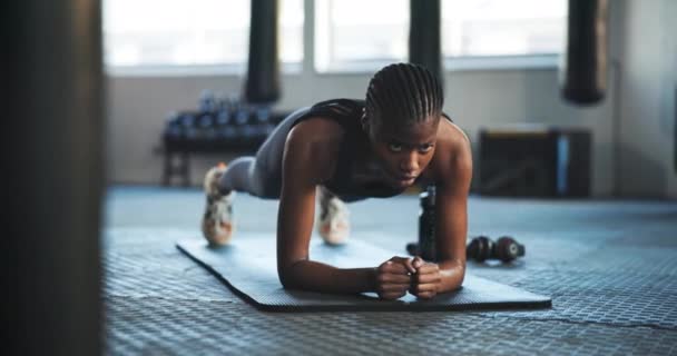 Vážný Prkno Černá Žena Tělocvičně Pro Fitness Silný Trénink Tělesnou — Stock video