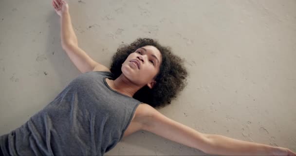 ダンス フィットネス エクササイズ トレーニングの後 上からスタジオの床で呼吸する女性 ダンサーとしてトレーニングしながら 地面に若いバレリーナとアート 横たわる — ストック動画