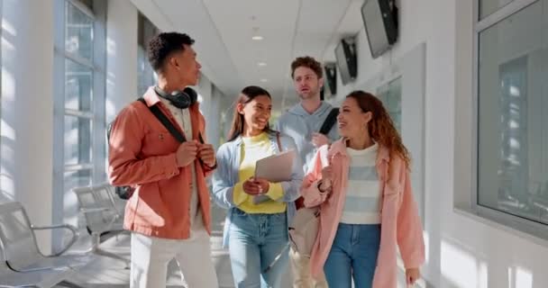 Üniversite Grup Öğrenciler Burslu Arkadaşlar Olarak Bir Koridorda Eğitim Için — Stok video