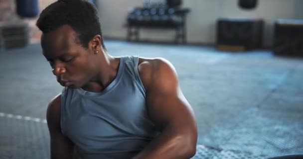Fitness Tělocvična Černoch Podlaze Medicínským Míčem Pro Základní Trénink Cvičení — Stock video