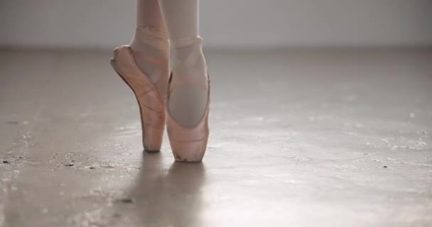 脚趾头在演播室表演 跳舞或专业活动 芭蕾舞演员 女子和创意人士在艺术训练 平衡或健身 健康及特写方面的尖腿 — 图库视频影像