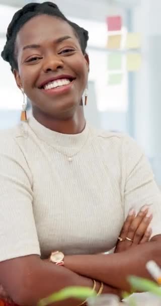 オフィス管理 クリエイティブな仕事のプロコンサルタントでデスクにいる黒人女性 ビジネスとプロジェクト管理におけるデザイナーのレセプション ハッピーフェイス — ストック動画