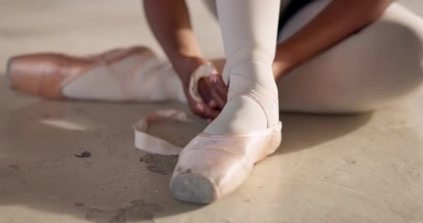 在艺术学院 舞蹈学院和创意学校 女舞蹈家的芭蕾 脚和手镯鞋带 艺术家和穿着拖鞋坐在地板上准备表演和练习的人 — 图库视频影像