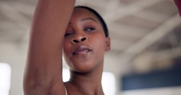 Balerin Bale Siyahi Kadın Dans Ederken Kollarını Oynatıp Yaratıcı Bir — Stok video