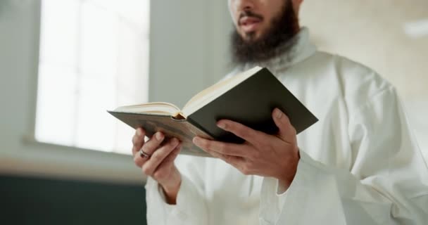 Moslim Man Reciterend Moskee Voor Het Lezen Van Koran Met — Stockvideo
