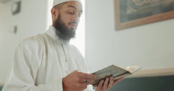 Corano Musulmano Uomo Che Legge Fede Una Moschea Pregare Pace — Video Stock