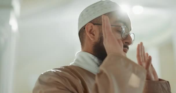 Oración Islámica Hombre Mezquita Con Gratitud Atención Plena Amor Por — Vídeos de Stock