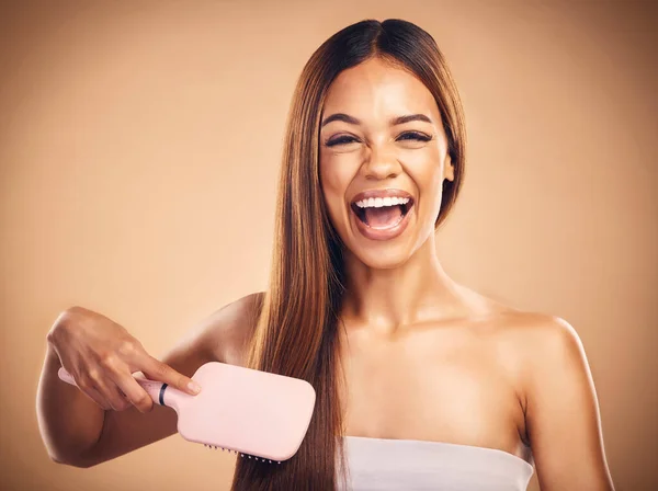 Güzellik Kozmetik Mutluluk Için Stüdyodaki Bir Kadının Saç Bakımı Fırçası — Stok fotoğraf