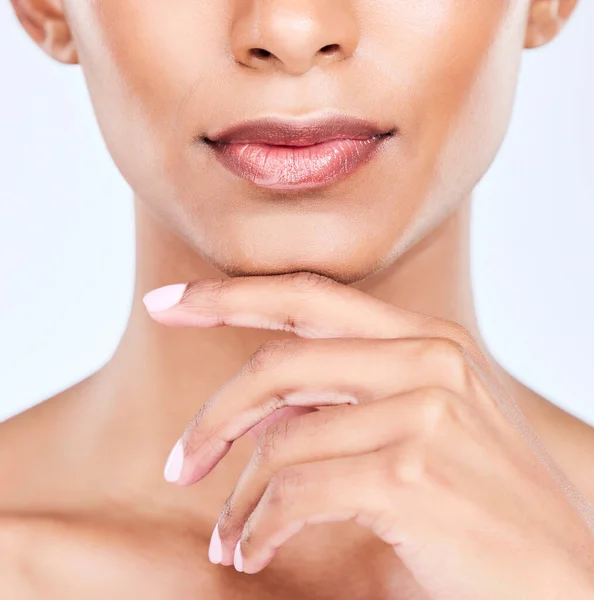 Mão Mulher Lábios Beleza Closeup Com Maquiagem Rosto Brilho Batom — Fotografia de Stock