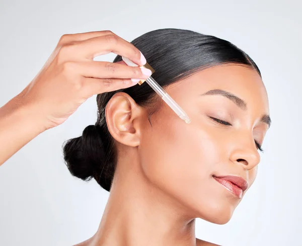 Face Woman Pipette Cosmetics Oil Serum Wellness White Studio Background — Stock Photo, Image