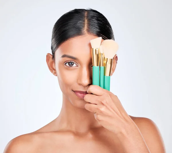 Vrouw Portret Penseel Voor Make Schoonheid Gereedschap Met Kosmetologie Geïsoleerd — Stockfoto