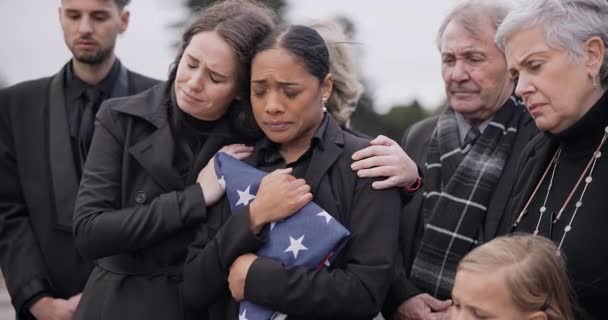 Triste Familia Funeral Con Comodidad Mujer Apoyo Con Compasión Empatía — Vídeos de Stock