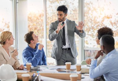 Ofisteki takım stratejisinde iş adamı, sunum ve koçluk, planlama veya beyin fırtınası. İnsan ya da konuşmacı iş adamlarıyla konuşuyor, personele eğitim veriyor ya da liderlikte proje planları yapıyor..