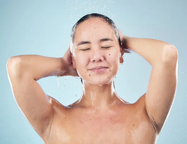 Cilt Bakımı Duş Stüdyoda Saç Temizleyen Kadın Mavi Arka Planda — Stok fotoğraf