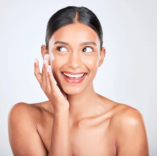 Frau Aufgeregt Mit Creme Gesicht Und Schönheit Feuchtigkeitscreme Und Hautpflege — Stockfoto