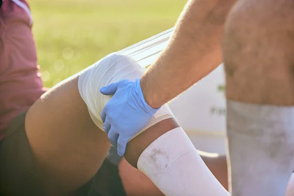 Yardım Spor Sargı Bezi Futbol Kazasında Dizlerinin Üstüne Çökmüş Eller — Stok fotoğraf
