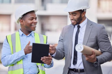 Mutlu adam, mimar ve tablet şehirde ekip planlaması, inşaat ve tasarım için çatıda. Proje ya da mimari planı için erkek kişi, mühendis ya da müteahhit takım çalışması.