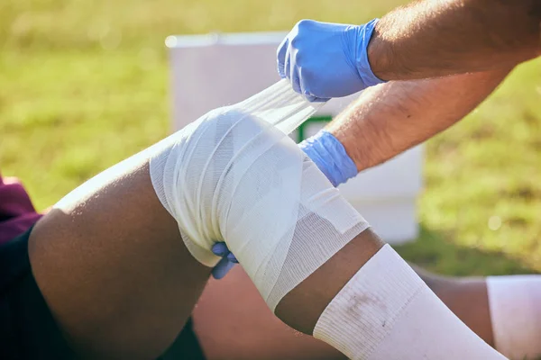Primeiros Socorros Lesão Esportiva Ligadura Perna Com Acidente Futebol Fitness — Fotografia de Stock