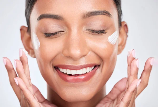 Beyaz Bir Stüdyo Arka Planında Güzel Kozmetik Dermatoloji Olan Mutlu — Stok fotoğraf