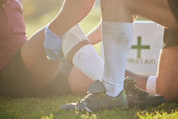 Yardım Spor Sakatlığı Rugby Kazası Fitness Sahada Masaj Spor Egzersiz — Stok fotoğraf