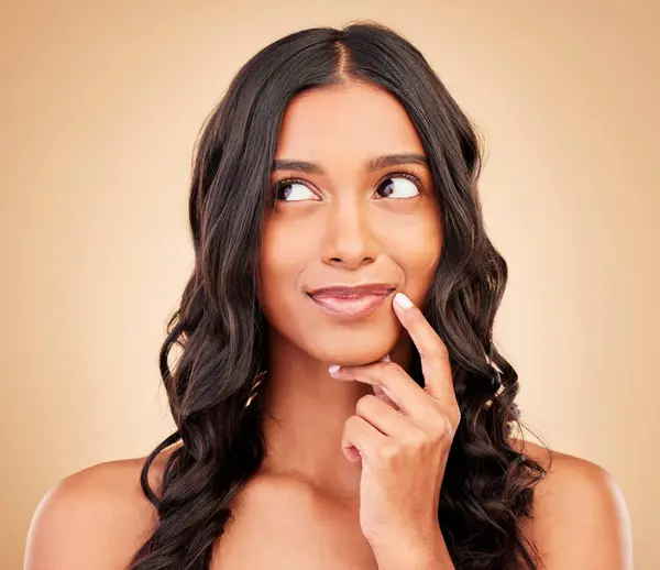 Maquillaje Pensamiento Mujer Joven Estudio Belleza Cosmética Rutina Cara Brillante — Foto de Stock