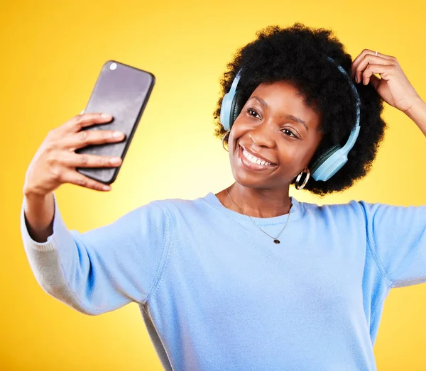 Heureuse Femme Noire Téléphone Selfie Avec Écouteurs Pour Écouter Musique — Photo