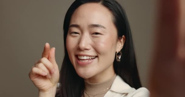 Asia Hati Dan Selfie Wanita Dengan Simbol Perdamaian Untuk Cinta — Stok Video