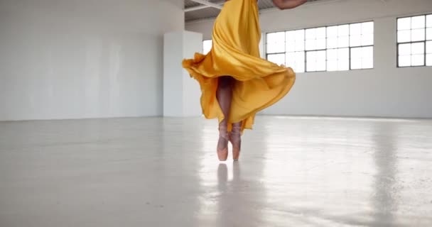 Dans Fötter Och Balettkvinna För Performance Kreativ Konststudio Med Energi — Stockvideo