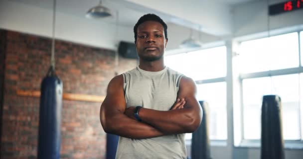 Ginásio Braços Cruzados Homem Negro Sério Para Exercício Treinamento Treino — Vídeo de Stock