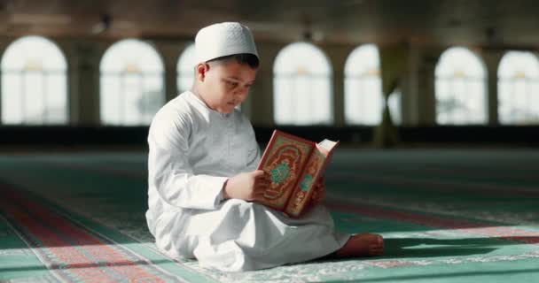 Islam Boy Mosque Reading Quran Learning Mindfulness Gratitude Faith Kids — Stock Video