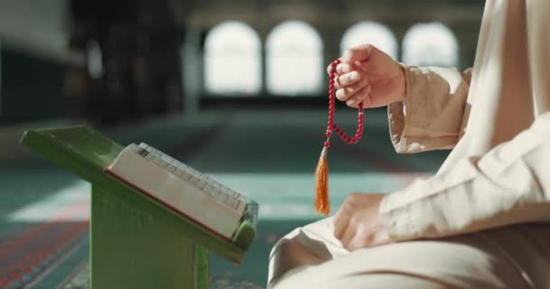 Islam Bönepärlor Och Man Moskén Med Koranen Mindfulness Och Tacksamhet — Stockvideo
