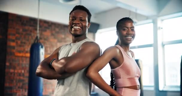 Fitnessruimte Team Zwarte Mensen Blij Voor Trainingsondersteuning Trainingspartner Personal Trainer — Stockvideo