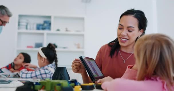 Lehrer Tablet Und Mädchen Kind Mit Robotik Lernen Oder Beratung — Stockvideo