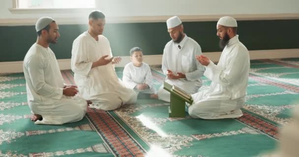 Мусульмане Молящиеся Мужчины Ребенком Мечети Духовной Религии Вместе Семья Поклоняться — стоковое видео