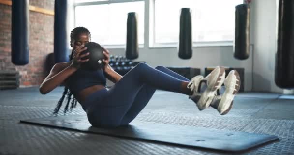 コアトレーニング ヨガマットでの心臓トレーニングのためのボールを床にフィットネス 黒人女性 パフォーマンスまたは筋力のための装置のためのスポーツ ロシアのねじれおよび人 — ストック動画