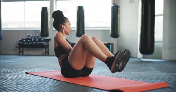 Fitness Tělocvična Žena Medicínským Míčkem Pro Trénink Základní Cvičení Cvičení — Stock video