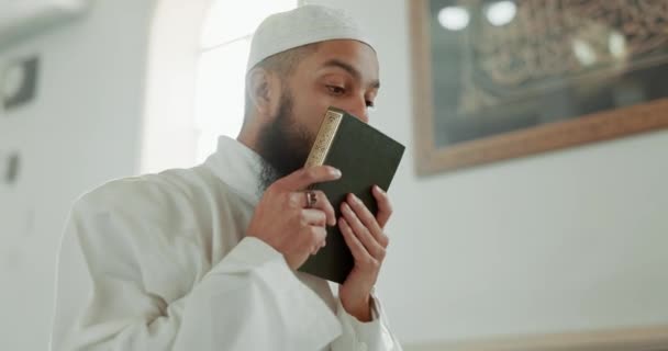 イスラム教とキスとモスクの男は クルアーン マインドフルネス そして信仰の読書に感謝します イードで礼拝 またはイスラム教徒のための愛 霊的な教え または平和のための聖書 — ストック動画