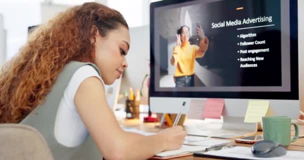 Creatieve Vrouw Schrijven Onderzoek Naar Loopbaanreclame Marketing Branding Kleine Bedrijven — Stockvideo