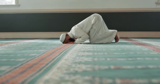 Gebet Islamische Und Gläubige Menschen Einer Moschee Für Dankbarkeit Frieden — Stockvideo