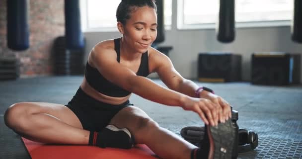 Fitness Oefening Vrouw Vloer Strekken Benen Uit Beginnen Met Trainen — Stockvideo