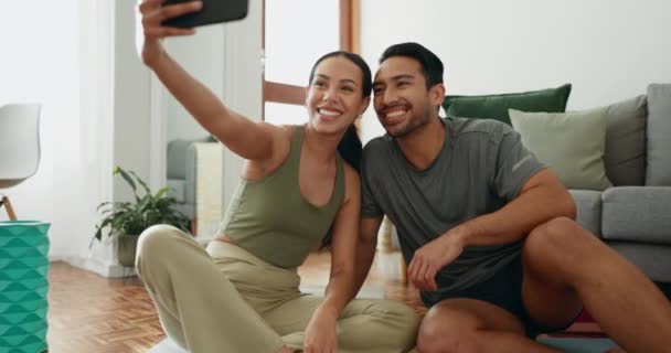 Ζευγάρι Selfie Και Φιλί Fitness Home Living Room Και Στρώμα — Αρχείο Βίντεο