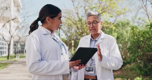 Médecins Tablette Collaboration Soins Santé Pour Conversation Médicale Recherche Ligne — Video
