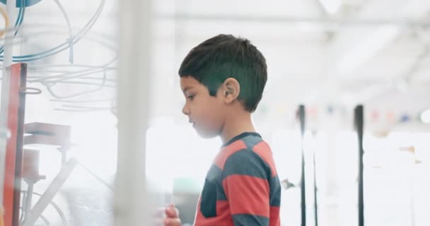 Tvůrčí Učení Budoucnost Dítětem Vědeckém Veletrhu Pro Výzkum Nápady Znalosti — Stock video